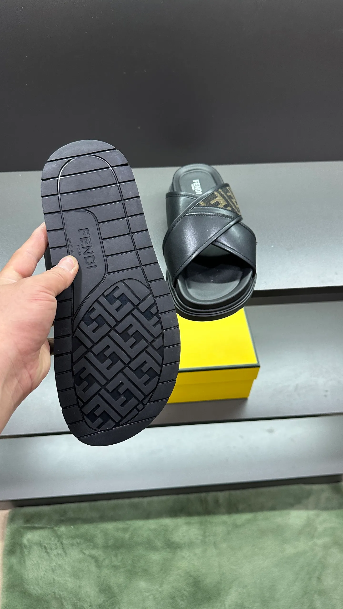 P300 [Fendi Slippers] High-end men's shoes brand, official website 1:1 latest masterpiece: original mold customization, fabrics made of imported original materials, upgraded outsole, lighter and non-slip. The market's top quality, simple yet tasteful, a must-have for fashionistas, fashionable at your feet, full of confidence, the same style at the counter 👍The season of summer slippers is here. Code: 38-45, 46 order